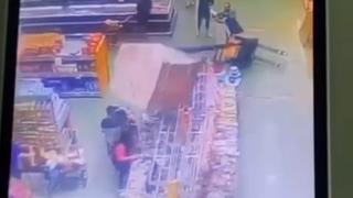 Carga de leite condensado cai e fere jovem em supermercado de Canoas, RS