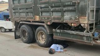 Homem morre após se jogar sob caminhão de lixo em Phnom Penh, no Camboja