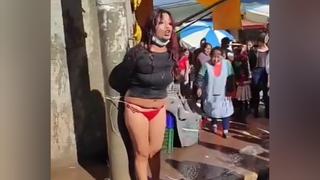 Mulher é amarrada a um poste após ser flagrada roubando em mercado de Puno, no Peru
