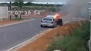 Homem morre carbonizado após atear fogo em veículo e se jogar nas chamas em Vitória da Conquista