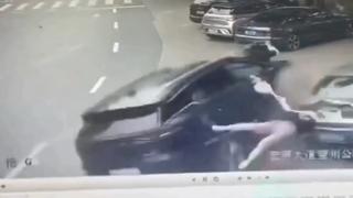 Mulher é atropelada por carro desgovernado na China; câmeras registram o momento