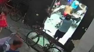 Homem é morto a tiros dentro de barbearia em Juazeiro (BA); outro ficou ferido