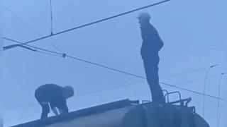 Jovem morre eletrocutado ao praticar “surfe de trem” na Rússia