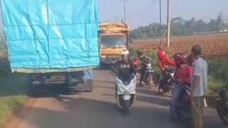 Mulher morre após ser atropelada por caminhão Fuso em East Lampung na Indonésia