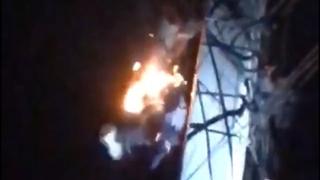 Homem sofre descarga elétrica ao empoleirar-se em poste na República Dominicana