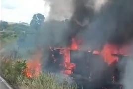 Ônibus pega fogo após capotar e deixa pelo menos 12 mortos em Guasipati, na Venezuela