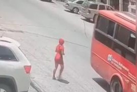 Jovem morre atropelada após atravessar a via no km 11 da El Junquito, em Caracas