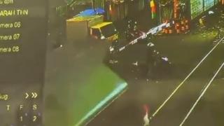 Homem morre atropelado por trem após forçar passagem em cruzamento na Indonésia