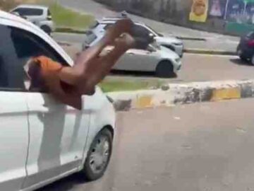 Acusado de furto é espancado e se joga em carro em fuga desesperada