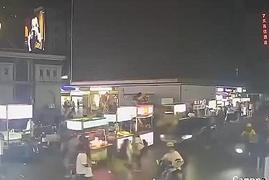 Motorista descontrolado atropela pedestres e transforma avenida em caos, em Wuhan na China