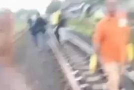 Homem é atropelado por trem em Purwakarta na Indonésia
