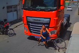 Mãe é atropelada e morta por carreta enquanto levava o filho para a escola em Salvador-BA