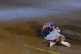Carro atropela ciclista e motociclista em Portoviejo no Equador