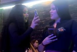 Jovem flagra garçonete trocando mensagens com seu namorado em restaurante de Valledupar na Colômbia