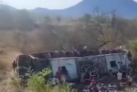 Ônibus clandestino mata 16 romeiros em Alagoas
