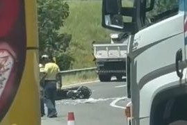 Acidente entre motocicleta e caminhão deixa mulher morta na Rodovia do Sol
