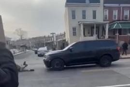 Menino de 11 anos é atropelado por SUV durante confusão na calçada em Baltimore, nos Estados Unidos