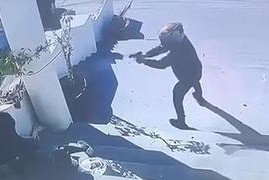 Ataque deixa rastro de sangue na porta de centro de reabilitação em Tijuana, México