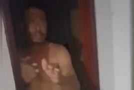 Casal nu é violentamente agredido após invasão a casa