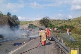 Explosão de carreta com combustível deixa mortos e feridos na Dutra, em Barra Mansa