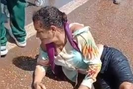 Mulher é socorrida com grave ferimento na perna após acidente de moto