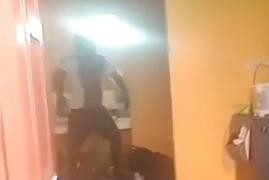 Homem é encontrado morto em quarto alugado após vizinhos perceberem mau cheiro em Bandung