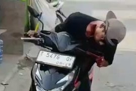 Motociclista fica gravemente ferido após acidente com linha de pipa na Indonésia